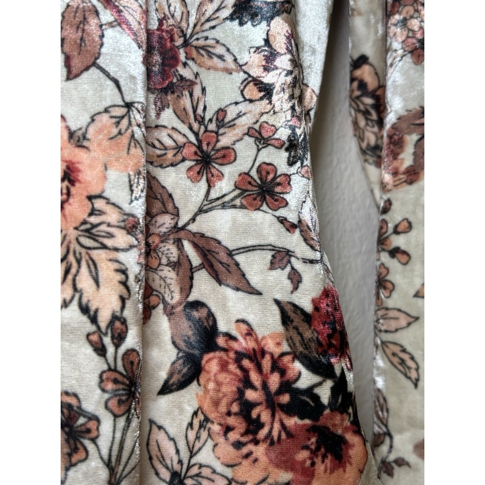 Coco + Jaimeson Velvety Floral Long Sleeve Bodysuit Size L (missing Care Tag) - Picture 3 of 6